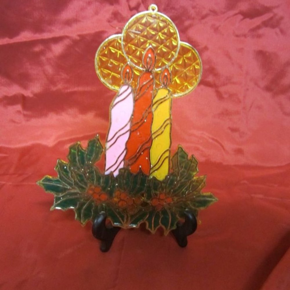 VTG PLASTIC STAINED GLASS LOOK SUNCATCHER OF CANDLE W/ WREATH